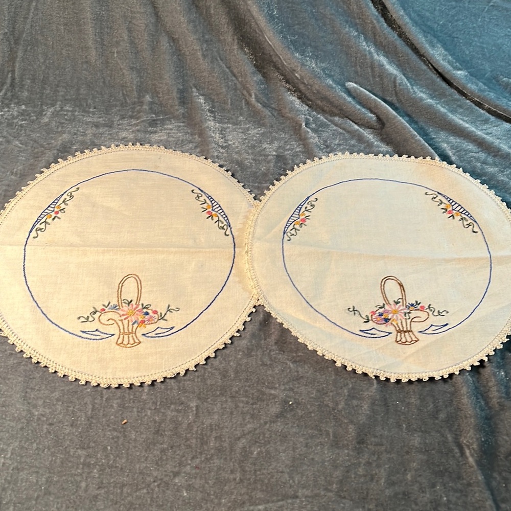 VTG Doilies